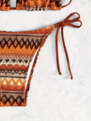 Conjunto de Biquíni Boêmio Top em formato triângulo com alças ajustáveis e calcinha com amarração lateral. Moda praia ideal para o verão. Maiô sexy feminino de duas peças, perfeito para curtir a estação com estilo