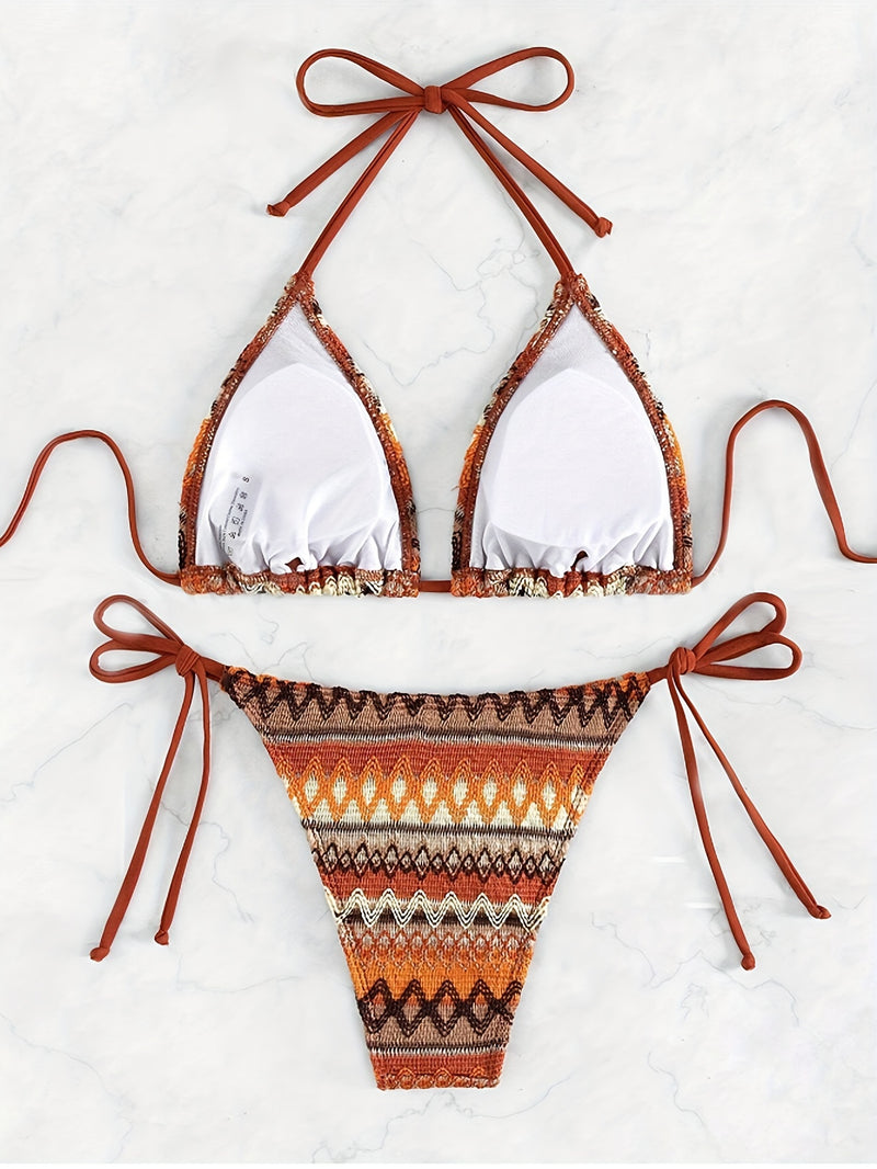 Conjunto de Biquíni Boêmio Top em formato triângulo com alças ajustáveis e calcinha com amarração lateral. Moda praia ideal para o verão. Maiô sexy feminino de duas peças, perfeito para curtir a estação com estilo