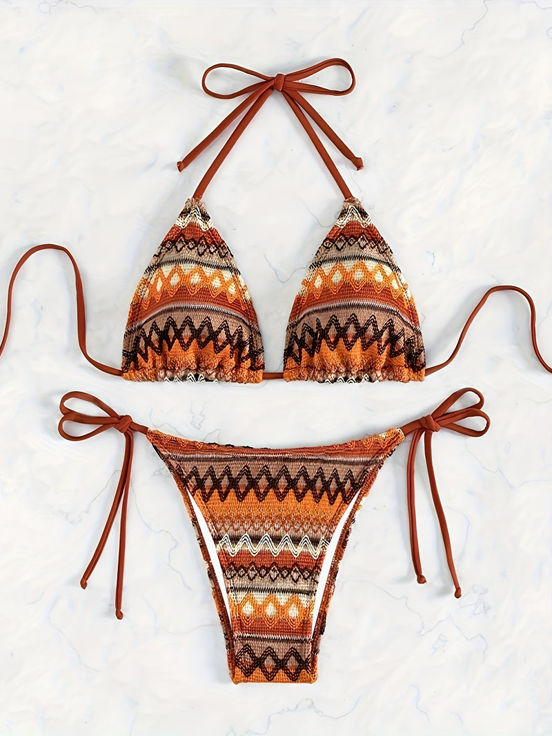 Conjunto de Biquíni Boêmio Top em formato triângulo com alças ajustáveis e calcinha com amarração lateral. Moda praia ideal para o verão. Maiô sexy feminino de duas peças, perfeito para curtir a estação com estilo