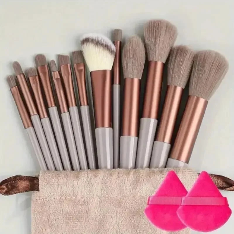 Conjunto profissional de pincéis de maquiagem.