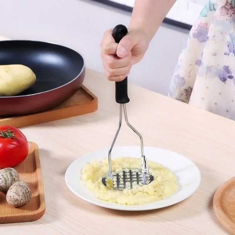 Amassador de Batatas e Legumes Multiuso em Aço Inox com Cabo Plástico