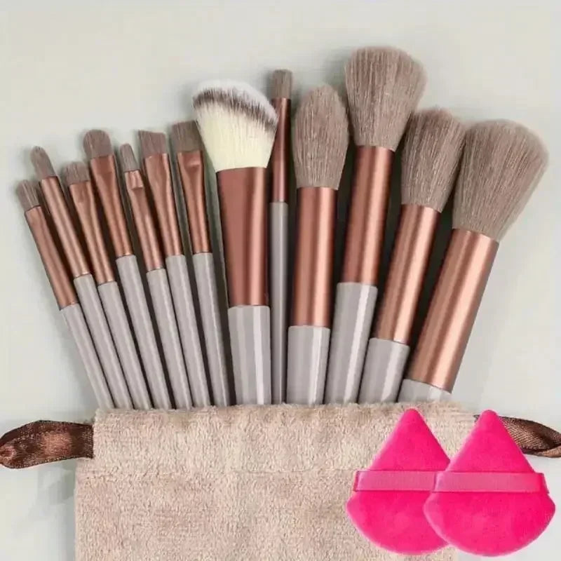 Conjunto profissional de pincéis de maquiagem.