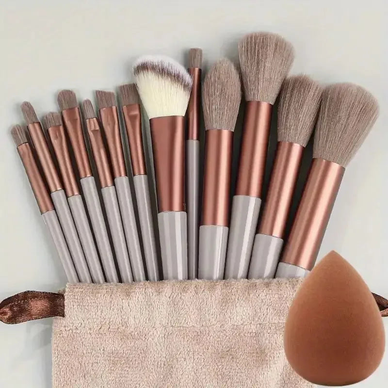Conjunto profissional de pincéis de maquiagem.