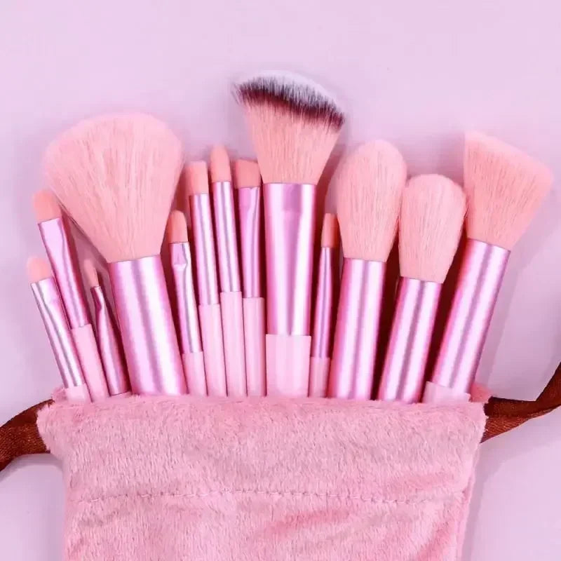 Conjunto profissional de pincéis de maquiagem.