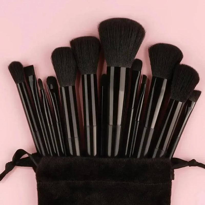 Conjunto profissional de pincéis de maquiagem.