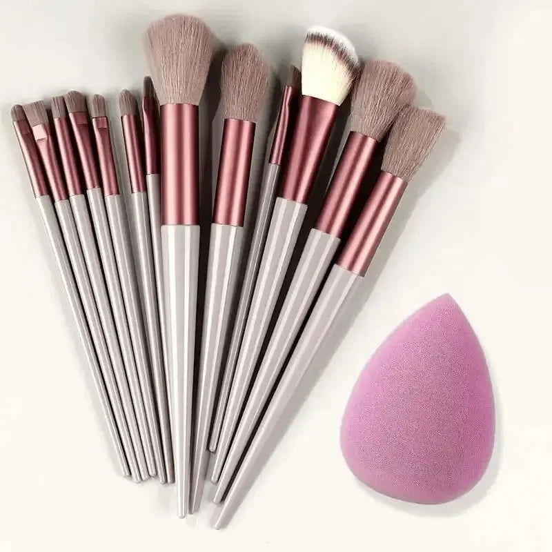 Conjunto profissional de pincéis de maquiagem.
