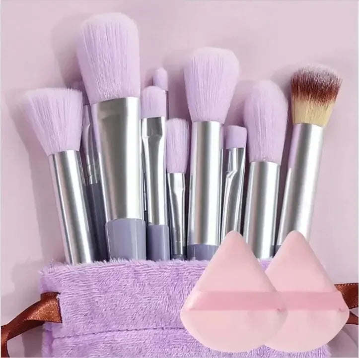 Conjunto profissional de pincéis de maquiagem.