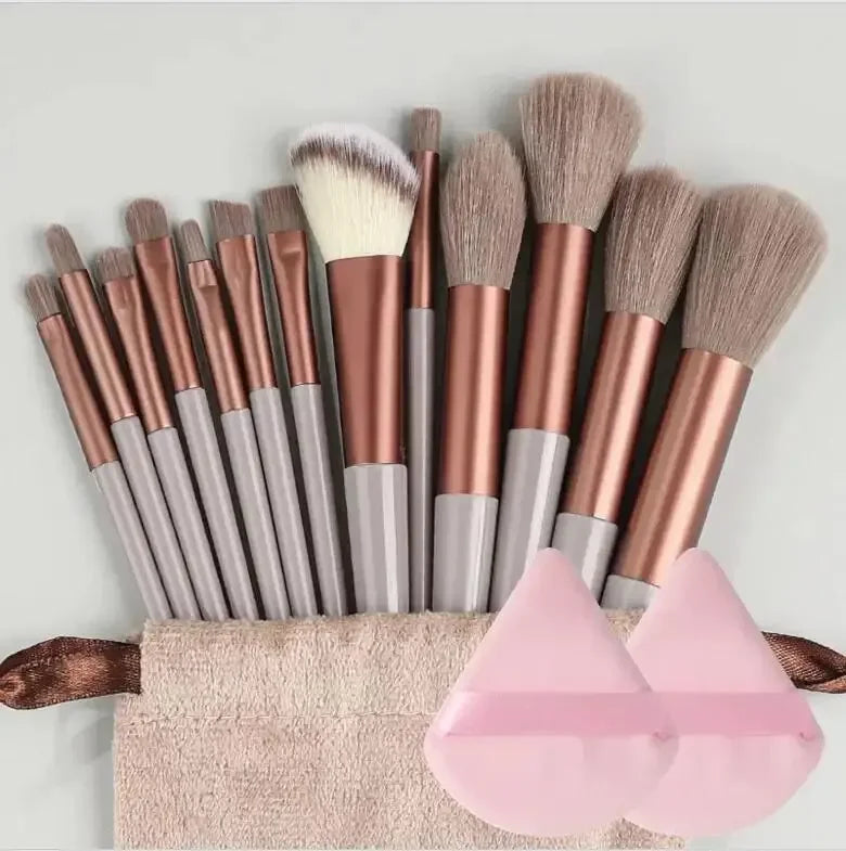 Conjunto profissional de pincéis de maquiagem.