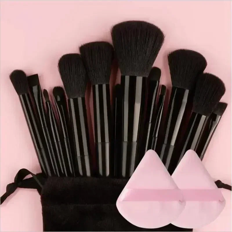 Conjunto profissional de pincéis de maquiagem.