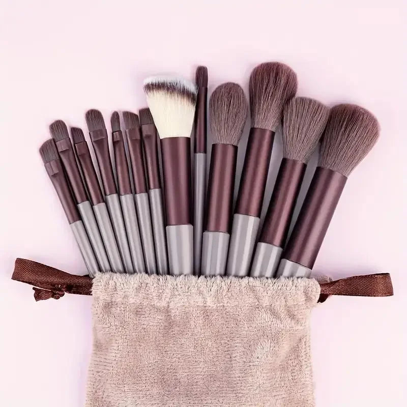 Conjunto profissional de pincéis de maquiagem.